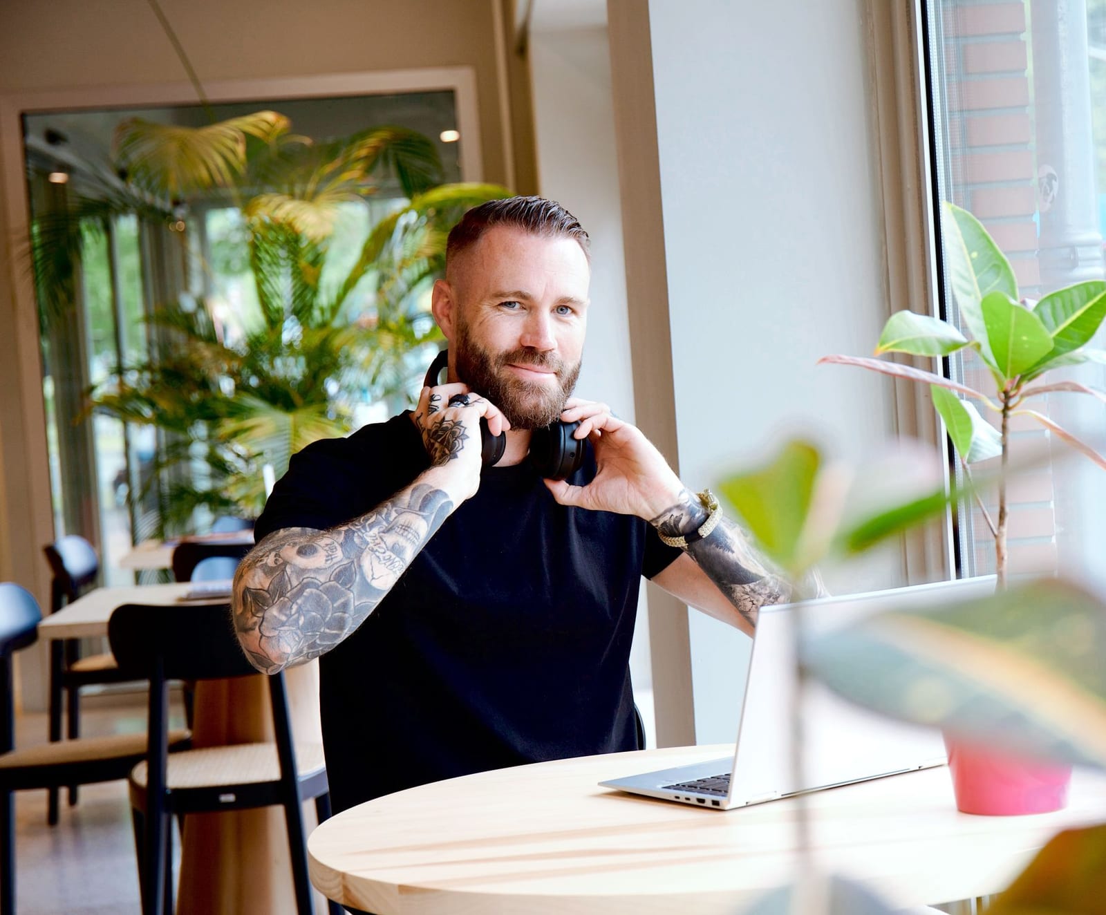 Jeroen Stolk working from a cafe in Asia